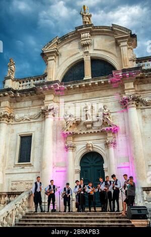 Spettacolo folcloristico nella città vecchia di Dubrovnik Foto Stock