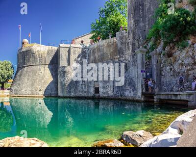Parete della antica fortezza nella città vecchia di Kotor, Montenegro Foto Stock