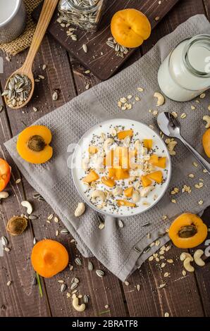 Albicocche domestico musli yogurt con il latte e croccante di dadi e sementi sane chia Foto Stock