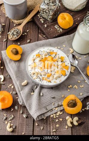 Albicocche domestico musli yogurt con il latte e croccante di dadi e sementi sane chia Foto Stock