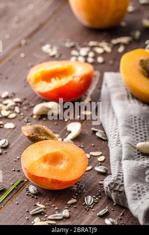 Albicocche domestico musli yogurt con il latte e croccante di dadi e sementi sane chia Foto Stock