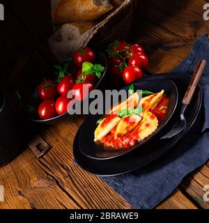ravioli alla genovese con salsa di pomodoro al basilico Foto Stock
