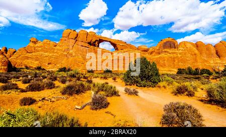 Skyline Arch nel Devil's Garden, uno dei molti archi in arenaria nel paesaggio desertico del Parco Nazionale di Arches vicino a Moab, Utah, Stati Uniti Foto Stock