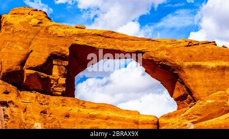 Primo piano di Skyline Arch nel Devil's Garden, uno dei molti archi in arenaria nel paesaggio desertico del Parco Nazionale di Arches vicino a Moab, Utah, Unite Foto Stock
