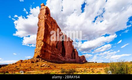 Alta e fragile pietra arenaria la pinna di roccia chiama la Torre di Babel nel paesaggio desertico del Parco Nazionale di Arches vicino a Moab nello Utah, Stati Uniti Foto Stock