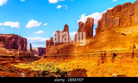 Arenaria Hoodoos, pinnacoli di roccia e le pinne al Park Avenue valley nel Parco Nazionale di Arches nei pressi di Moab, Utah, Stati Uniti Foto Stock