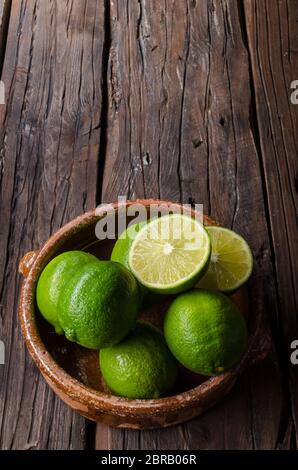 Lime fresco sul pannello di legno, bio frutta, cibo fotografia, stock di prodotti alimentari Foto Stock