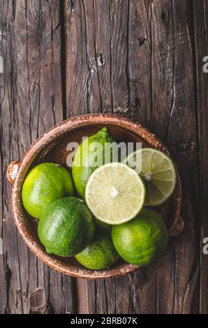 Lime fresco sul pannello di legno, bio frutta, cibo fotografia, stock di prodotti alimentari Foto Stock