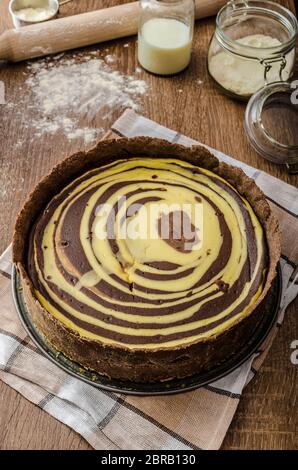 Cheesecake con il miele e il cioccolato, fatti in casa, due colori torta Foto Stock