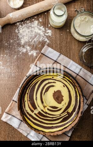 Cheesecake con il miele e il cioccolato, fatti in casa, due colori torta Foto Stock