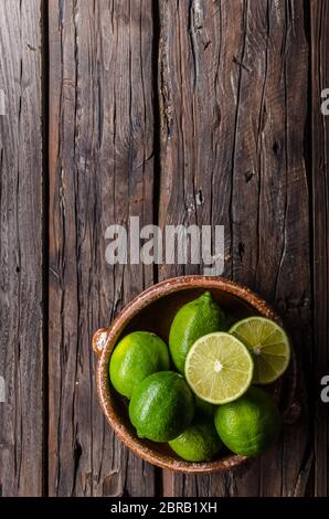 Lime fresco sul pannello di legno, bio frutta, cibo fotografia, stock di prodotti alimentari Foto Stock