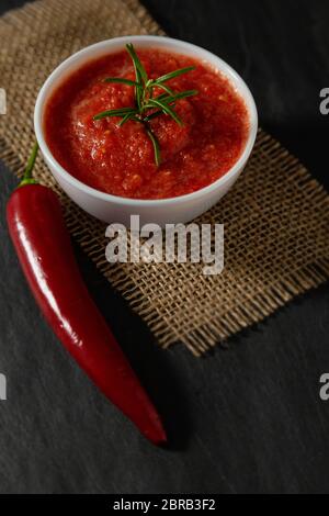 L'Ajika è una salsa georgiana speziata fatta con pomodori, peperoncino e aglio, usata per aromatizzare il cibo. Questo condimento potrebbe essere un ingrediente di harissa, un typicic Foto Stock