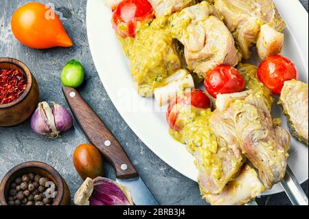 Fare spiedini di carne-carne cruda su spiedini Foto Stock