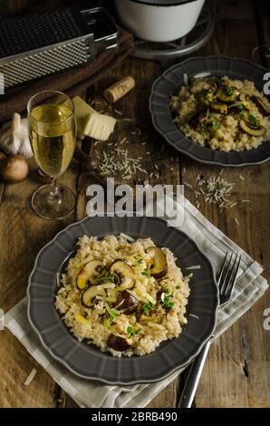 Italiano originale risotto con funghi e formaggio parmigiano Foto Stock