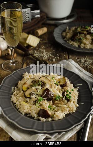 Italiano originale risotto con funghi e formaggio parmigiano Foto Stock