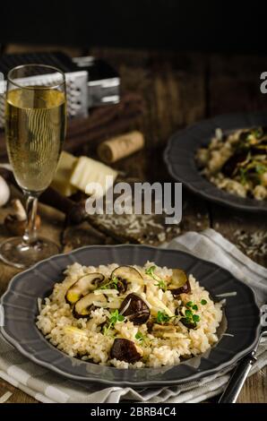 Italiano originale risotto con funghi e formaggio parmigiano Foto Stock