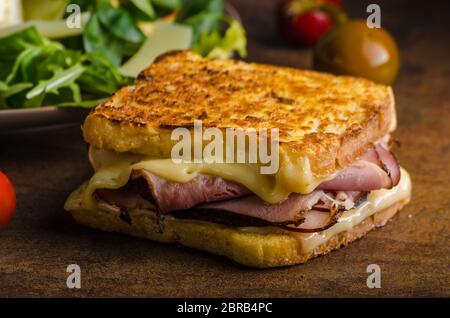 Formaggio francese toast con carne e peperoncino Foto Stock