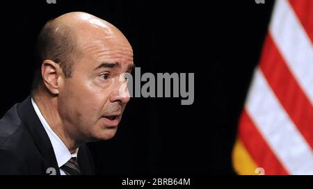 Orlando, Stati Uniti. 20 Maggio 2020. Il Segretario del lavoro statunitense Eugene Scalia partecipa a una tavola rotonda con Florida Gov. Ron DeSantis, Vice Presidente degli Stati Uniti Mike Pence, e leader del settore alberghiero e turistico per discutere la graduale riapertura economica della Florida durante la pandemia del coronavirus. Credit: SOPA Images Limited/Alamy Live News Foto Stock