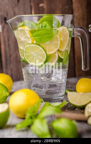 Una delizia limonade da frutti, cibo fotografia, pannello di legno vintage, rustico foto Foto Stock