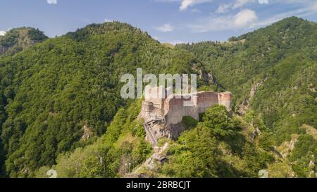 Vista aerea di Poenari rovinato fortezza sul Monte Cetatea in Romania Foto Stock