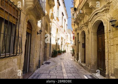 Vista della stretta strada affascinante in Senglea, Malta. Foto Stock