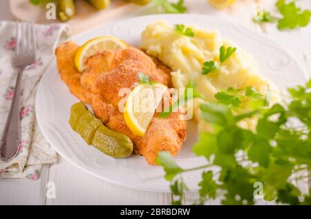 Fresh weiner schitzel originale, purè di patate, pickless limoni ed erbe sulla parte superiore Foto Stock