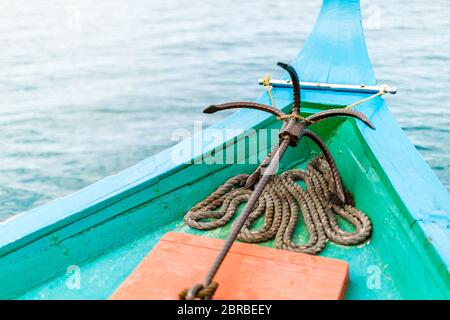 Arco di corda e ancora di una barca tropicale verde Foto Stock