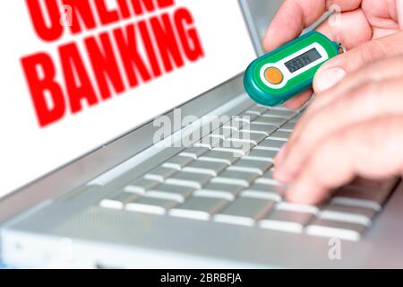Maschio utilizzando un generatore di password per eseguire servizi di online banking. Token di protezione per la sicurezza bancaria. Concetto di e-commerce business online e i dati securi Foto Stock