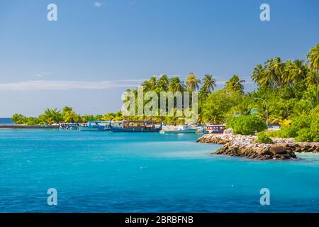 Isola di Dhigurah, Maldive. Dicembre 15. 2015: Maldive isola locale e porto con barche e carrelli commerciali. Porto tropicale Foto Stock