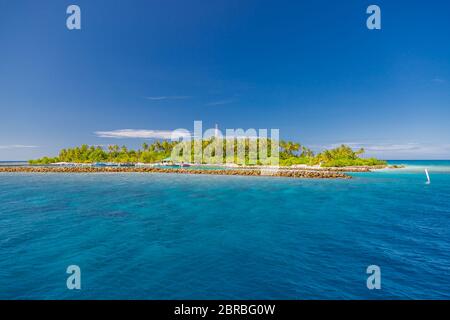 Isola di Dhigurah, Maldive. Dicembre 15. 2015: Maldive isola locale e porto con barche e carrelli commerciali. Porto tropicale Foto Stock