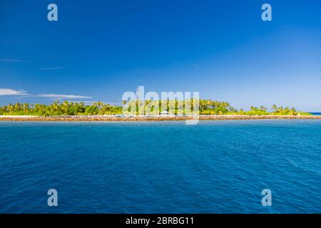 Isola di Dhigurah, Maldive. Dicembre 15. 2015: Maldive isola locale e porto con barche e carrelli commerciali. Porto tropicale Foto Stock