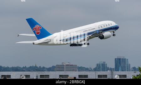 Richmond, British Columbia, Canada. 20 Maggio 2020. Un jet China Southern Airlines Airbus A380-841 (B-6136), alimentato da quattro motori a reazione Rolls-Royce Trent 970, decollerà dall'aeroporto internazionale di Vancouver, Canada, su un volo per Guangzhou, Cina, il 20 maggio 2020. L'A380 è il più grande aereo di linea per passeggeri al mondo. Credit: Bayne Stanley/ZUMA Wire/Alamy Live News Foto Stock