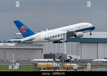 Richmond, British Columbia, Canada. 20 Maggio 2020. Un jet China Southern Airlines Airbus A380-841 (B-6136), alimentato da quattro motori a reazione Rolls-Royce Trent 970, decollerà dall'aeroporto internazionale di Vancouver, Canada, su un volo per Guangzhou, Cina, il 20 maggio 2020. L'A380 è il più grande aereo di linea per passeggeri al mondo. Credit: Bayne Stanley/ZUMA Wire/Alamy Live News Foto Stock