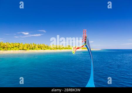 Vista dal terrazzo del tradizionale legno maldiviano barche da pesca sul paesaggio di isola tropicale con spiaggia di sabbia e palme Foto Stock