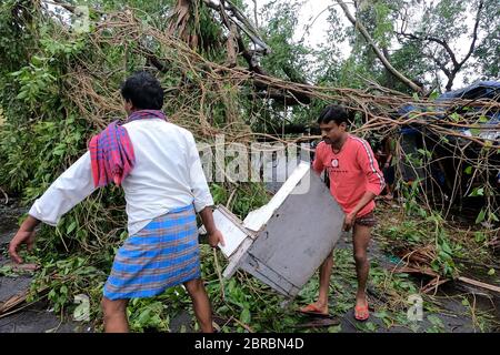 Kolkata, India. 21 Maggio 2020. Dopo che il devastante super ciclone "Amphan" ha colpito il Bengala Occidentale la scorsa sera, la strada nazionale Highway/Kona Express Way è bloccata a causa di alberi sradicati e pali elettrici. (Foto di Sudipta Pan/Pacific Press) Credit: Pacific Press Agency/Alamy Live News Foto Stock