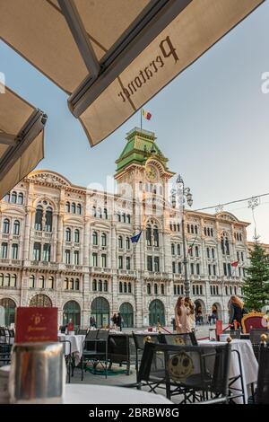 Piazza unita a Trieste, Italia al tramonto. La piazza si trova anche vicino al porto di Trieste e alla baia di Miramare. Foto Stock