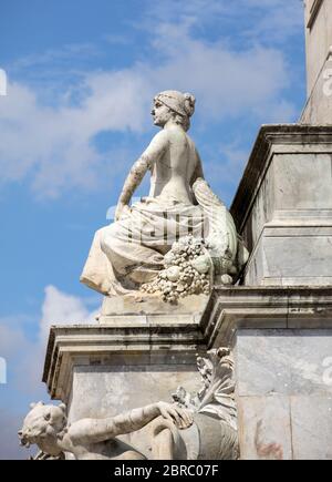 Esplanade des Quinconces, la fontana del monumento aux in Girondins Bordeaux. Francia Foto Stock