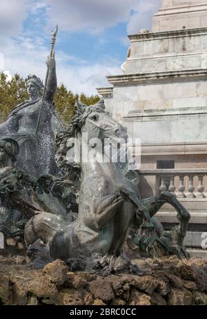 Esplanade des Quinconces, la fontana del monumento aux in Girondins Bordeaux. Francia Foto Stock