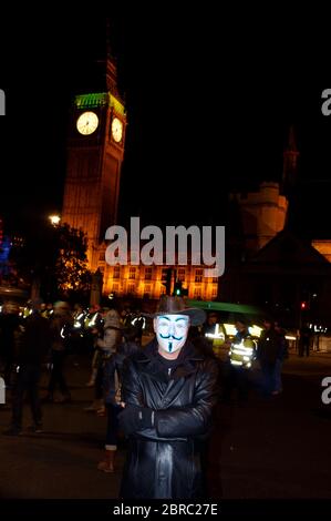 La "marcia della maschera del lionio" vede le proteste indossare V per le maschere di Guy Fawkes stile vendetta e dimostra contro l'austerità, la violazione dei RI civili Foto Stock