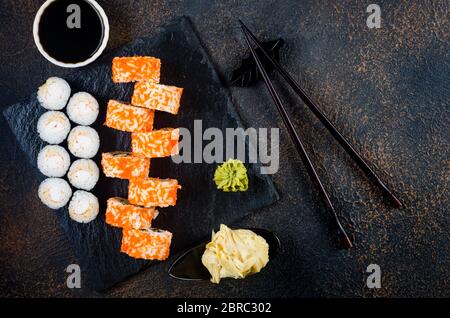 Panini Maki su piatto di pietra con salse, zenzero e wasabi Foto Stock