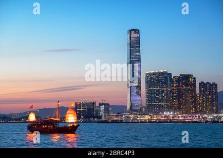 International Commerce Centre (ICC) e la nave spazzatura al tramonto, Hong Kong Foto Stock