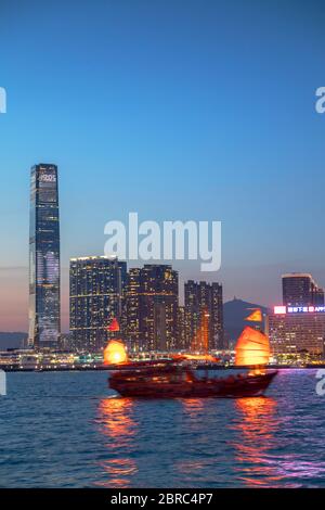 International Commerce Centre (ICC) e la nave spazzatura al tramonto, Hong Kong Foto Stock