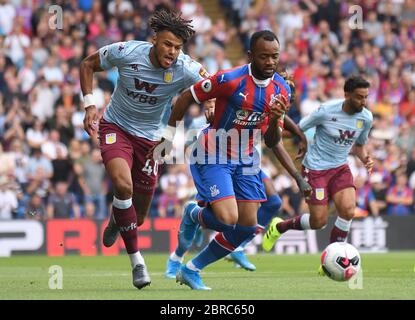 LONDRA, INGHILTERRA - 31 AGOSTO 2019: Tyrone Mings of Villa (L) e Jordan Ayew of Palace (R), raffigurati durante la partita della Premier League del 2019/20 tra il Crystal Palace FC e l'Aston Villa FC al Selhurst Park. Foto Stock