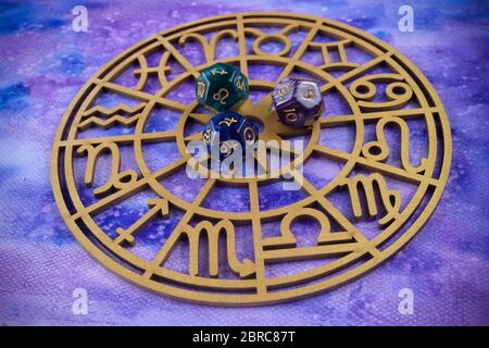 Lo zodiaco firma il cerchio dell'oroscopo su sfondo scuro. Astrologia di base. Foto Stock