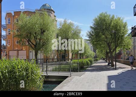 Alloggio costruito lungo un nuovo canale a Canada Water, Londra. Una nuova area residenziale sviluppata negli anni '80 sul sito dei vecchi Surrey Docks. Foto Stock