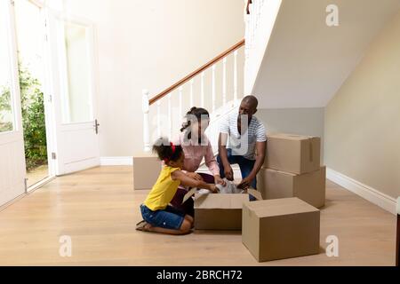 Coppia e loro figlia che arrivano nella loro nuova casa Foto Stock