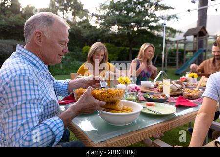 Famiglia caucasica a casa nel loro giardino Foto Stock