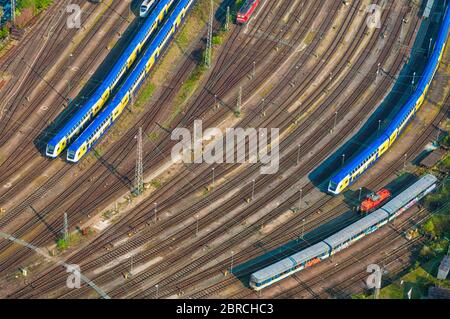 Binari ferroviari con treni dall'alto Foto Stock