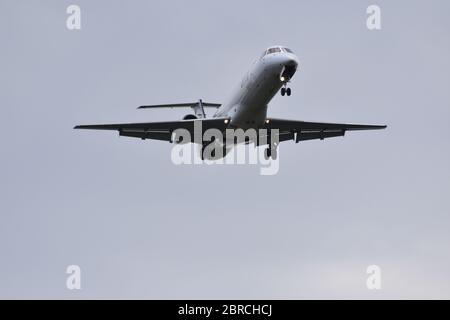 Un piccolo aereo in volo sopra Felton Common appena fuori dall'Aeroporto Internazionale di Bristol, Europa, Regno Unito il 5 luglio 2018 Foto Stock