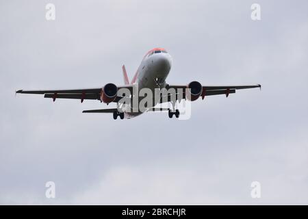 Un volo easyJet appena fuori dall'aeroporto di Bristol il 5 luglio 2018 - Lulsgate, Bristol International Airport, Europe, UK Foto Stock